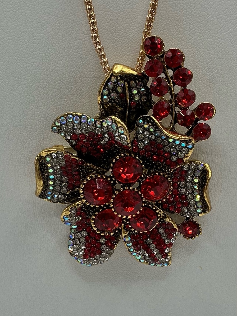 GOLD TONE RED RHINESTONE CLUSTER CHRISTMAS FLORAL PENDANT BROOCH NECKLACE